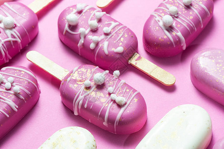 粉色糊面冰棒的现代构成甜食几何图片