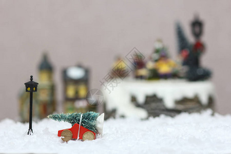 雪地上的玩具车上的圣诞树图片