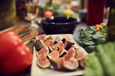 在木板上贴近异国情味水果小吃周围有健康的晚餐食图片