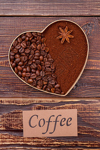 由咖啡豆创造的心脏和有香肠的即时咖啡铁板木图片