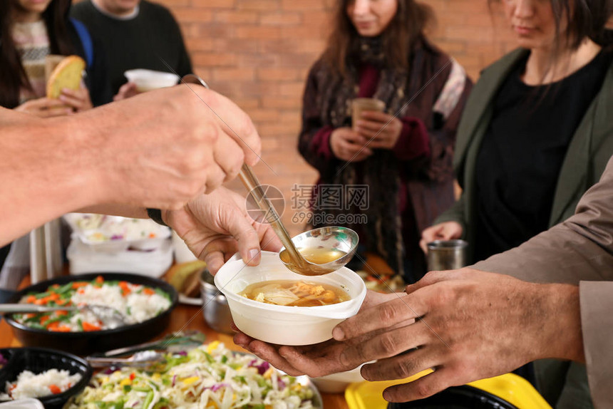 向无家可归者提供食高清图片下载-正版图片503941125-摄图网
