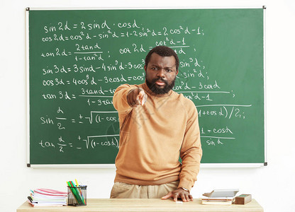 在课堂上工作场所的非裔美国人教师图片