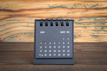 木制桌上的黑纸日历时间规划背景图片