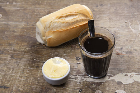 巴西传统的黑咖啡和法国面包巴图片