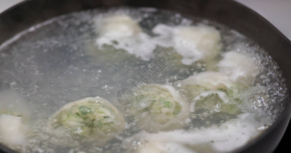 烹调传统美食馄饨汤图片