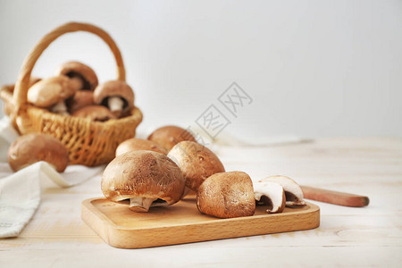 桌上的新鲜香菇图片