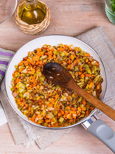 准备油炸蔬菜填料洋葱胡萝卜和大菜备好米雷波利斯或Soffritto的图片