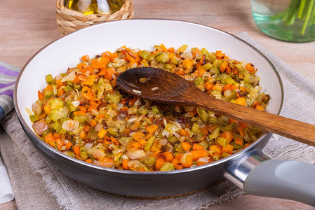 准备油炸蔬菜填料洋葱胡萝卜和大菜备好米雷波利斯或Soffri图片