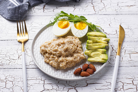 健康平衡的早餐阿沃卡多燕麦图片