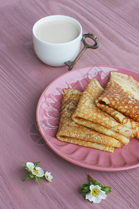 传统俄罗斯煎饼在粉红色盘子上图片