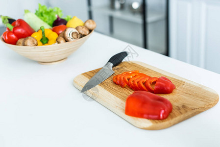 木制切菜板上切片甜椒和刀的特写视图图片