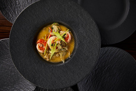 黑盘虾仁美味餐厅汤的顶部视图图片
