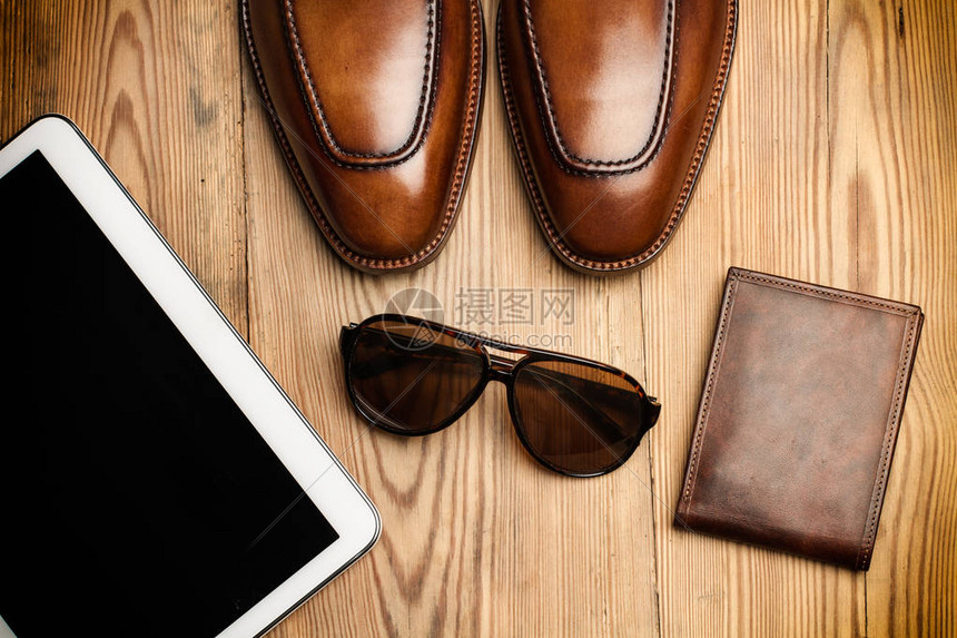 棕色鞋子太阳眼镜和木图片