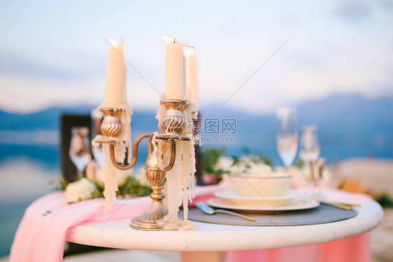 婚礼餐桌的蜡烛台图片