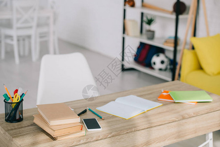 书本文具复印本和空白屏幕智能手机的木制办公桌有图片