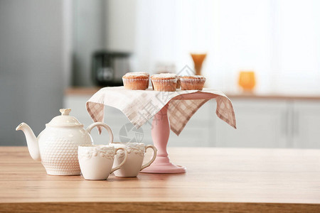 厨房餐桌上有茶壶和杯图片