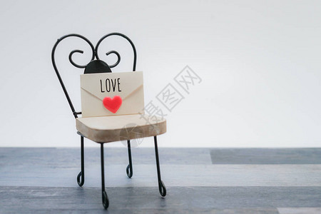 情书和椅子的形象图片