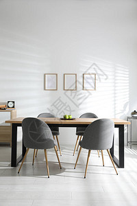 时尚的房间内部配有桌子和椅子设计理念图片