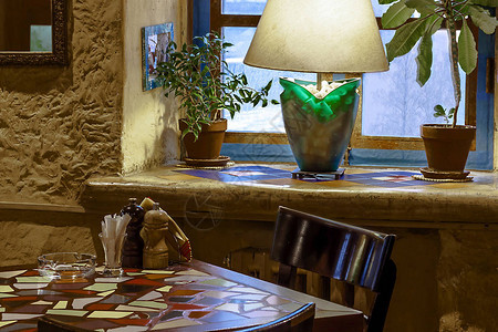 带电灯的室内餐桌装饰图片