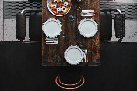 餐厅盘和餐桌设置上的披图片