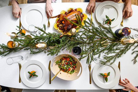 圣诞晚宴美味的传统节日餐和吃它们的人手装饰着美味菜肴的餐桌平莱伊图片