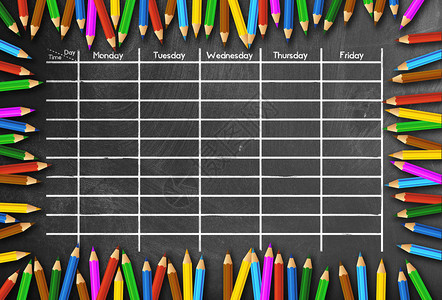 黑板上由彩色铅笔设计的校课时间表或班图片