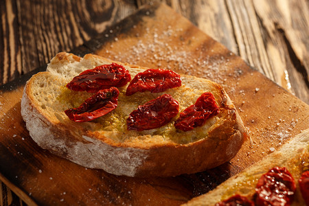 Bruschetta配有干西红柿大蒜和橄榄油图片