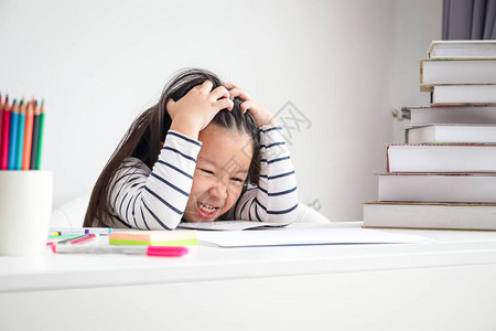 亚裔小姑娘在家上网课压力大图片