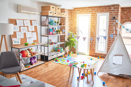 拥有丰富多彩家具的学龄前游戏室和空幼儿园玩具图片
