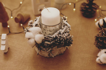 用树枝棉花茴香和松果制成的乡村风格的圣诞蜡烛图片