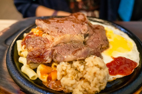 餐馆里盘子上图片