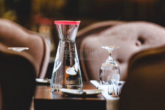 餐厅桌子上的水壶图片