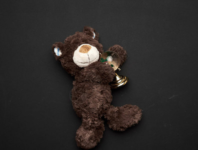 棕褐色泰迪熊背着黑色粉笔板背面拿着玻璃图片