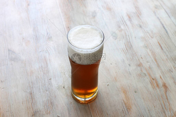 玻璃杯中的冷鲜啤酒图片