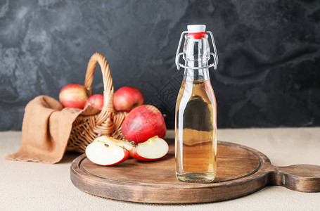 桌上的一瓶苹果醋图片