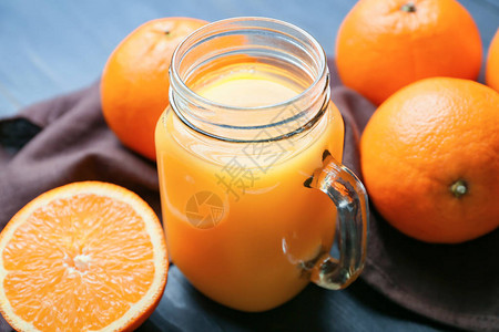 梅森罐新鲜橙汁和水图片
