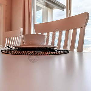 方形作物餐具和用具放在餐桌和椅子的编织餐垫上餐桌布置在带大图片