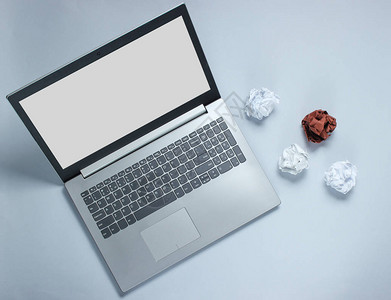 灰色背景的笔记本电脑和硬纸球最小商业概念图片