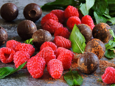 拌粉巧克力蛋白和草莓装饰巧克力背景