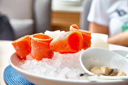 西伯利亚的传统菜生冷冻鱼切成薄片吃盐胡图片