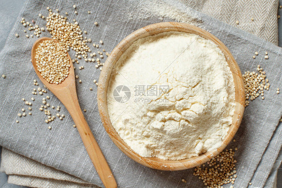 原始白色的quinoaFloour和灰色纸巾顶图片