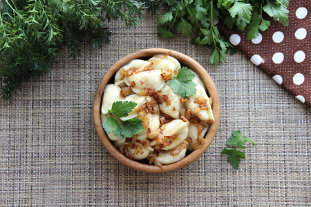 土豆和炸洋葱自制饺子图片