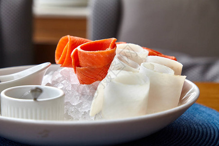 西伯利亚的传统菜生冷冻鱼切成薄片吃盐胡图片
