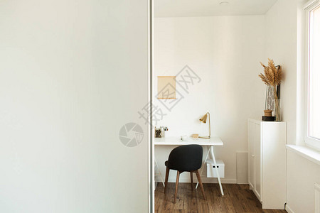 现代斯堪的纳维亚室内设计理念家庭办公室工作区柜白色时尚的自由职业者工作室明亮的图片