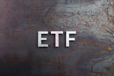 缩写词etf交易所交易基金用银色字母铺设在生锈钢板表面上图片