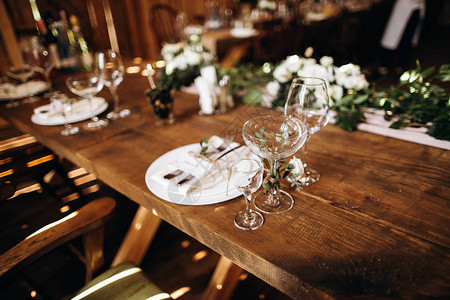 用白玫瑰和各种鲜花装饰的节日餐桌图片