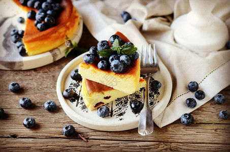 蓝莓芝士蛋糕在一个盘子图片