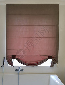 现代浴室内的罗马帘图片素材