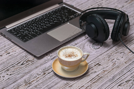 耳机笔记本电脑和一杯咖啡放图片