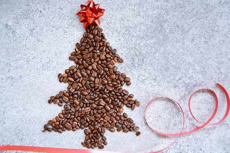 圣诞树形状的咖啡豆躺在大理石表面上图片
